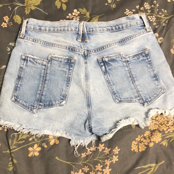 Good American Bombshell High-Waisted Asymmetric Pocket Light Wash Denim Shorts - Picture 9 of 11